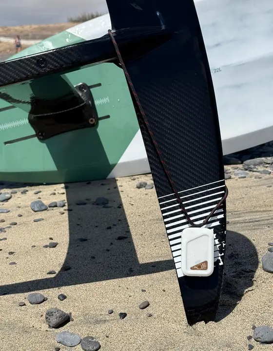 SANDIT Sensor op een foilboard in Tarifa